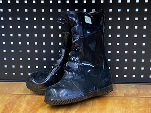 lot 129 image: (1) Pair Of Boss Slip-Over Rubber Boots, Size 9