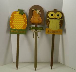lot 11 image: Lawn Decorations
