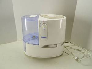 lot 12 image: Holmes PureMist Humidifier