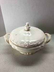 lot 26 image: SoupStew Tureen Bowl