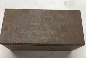lot 53 image: Antique Butter Wafers Tin