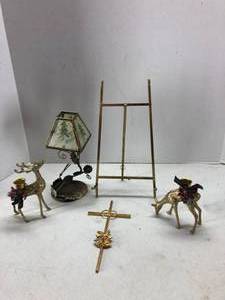 lot 55 image: Brass and Metal Decor
