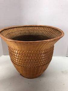 lot 71 image: Vintage Wicker Planter Style Basket