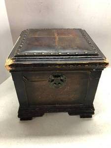 lot 75 image: Treasure Chest  Foot Stool