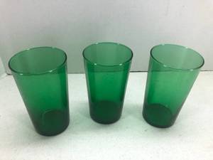 lot 132 image: Vintage Anchor Hocking Green Juice Glasses