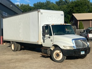 lot 1 image: 2003 International Box Truck