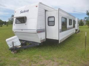 lot 2 image: 2002 Forest River 38 FKDS