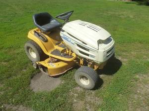 lot 7 image: Cub Cadet Lawn Tractor