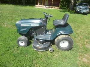 lot 13 image: Craftsmen Lawn Tractor
