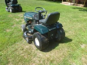 lot 9 image: Craftsmen Lawn Tractor