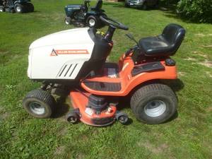 lot 10 image: Allis Chalmers Lawn Tractor