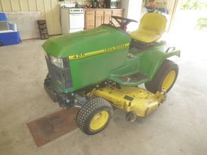 lot 4 image: John Deere 425 Lawn Tractor