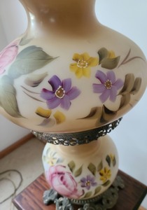 lot 12 image: Antique Style Painted Globe Table Lamp