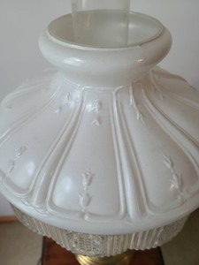 lot 15 image: Antique Aladdin Lamp with Brass Base