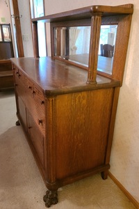 lot 22 image: Antique Quarter Sawn Buffet Server