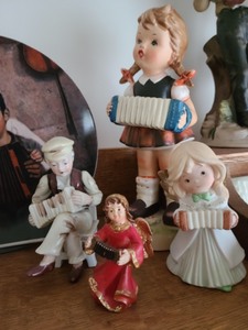 lot 17 image: Lot of Accordion Playing Figurines and Decorative Plate
