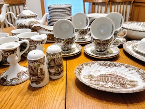 lot 28 image: Vintage- Johnson Brothers Dish Partial Set