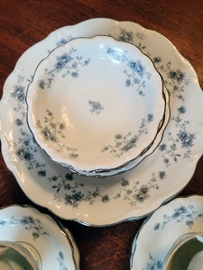 lot 31 image: Haviland Partial China Set