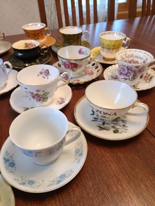 lot 39 image: Lot of Teacups and Saucers