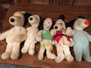 lot 190 image: Vintage Plush Snoopys
