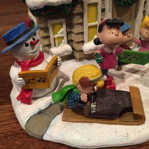 lot 199 image: Danbury Mint The Peanuts Christmas Cottage