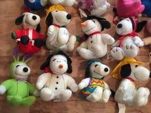 lot 210 image: Large Lot of Small Plush Snoopys
