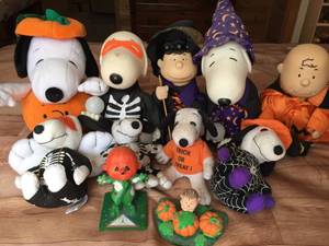 lot 216 image: Peanuts Halloween Lot
