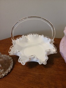 lot 279 image: Vintage Glassware