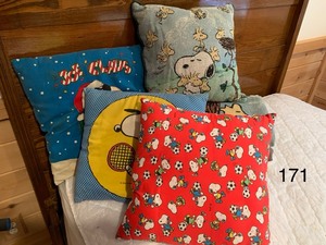 lot 171 image: Peanuts Pillows and Throw Blankets