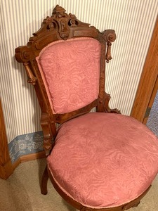 lot 236 image: Antique Parlor Chair