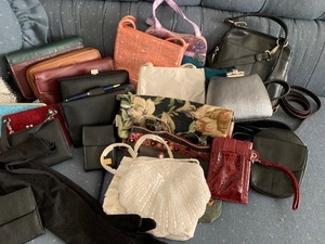 lot 89 image: Large Lot of Ladies Vintage Purses
