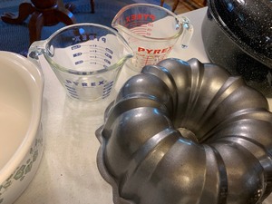 lot 91 image: Kitchen Items Including Cookware