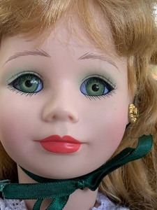 lot 293 image: Dynasty Doll Collection- Genevieve Christmas 1993