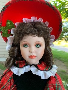 lot 294 image: Dynasty Doll Collection- Gloria Christmas 1994
