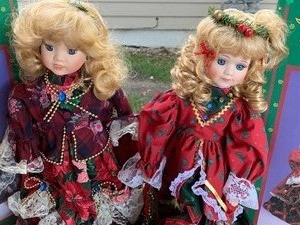 lot 298 image: Two Collector Dolls - Animated Porcelain Dolls