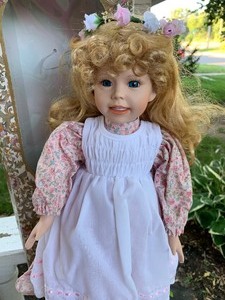lot 300 image: Collector Doll