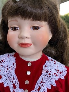 lot 301 image: Hamilton Heritage Dolls- Collector Doll- Hillary