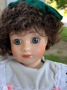 lot 304 image: Two Collector Dolls