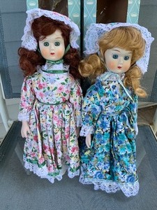 lot 303 image: Pair of Collector Dolls
