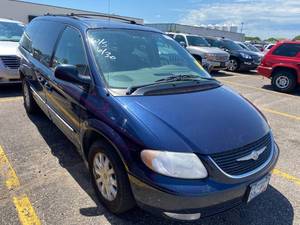 lot 9 image: 2003 Chysler Town & Country LXi