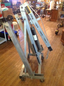 lot 10 image: 2 Ton Foldable Engine Hoist