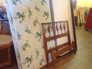 lot 44 image: Twin Size Bed