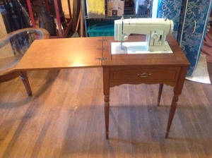 lot 46 image: Sewing Machine & Cabinet