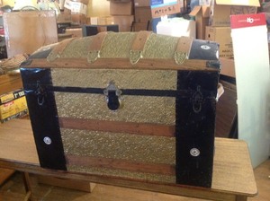 lot 48 image: Chest