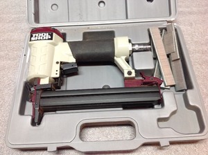 lot 71 image: Air Stapler Kit