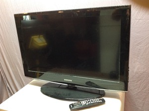 lot 96 image: Samsung 32 TV w Remote