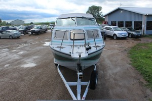 lot 5680 image: 1988 Crestliner 22 Cabin Cruiser