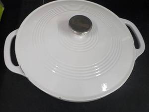 lot 68 image: Lodge Enamel 3.6 quart Porcelain on...