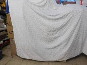 lot 89 image: White King Size Duvet Cover and 2 S...