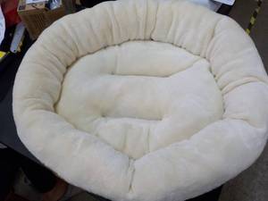 lot 271 image: 21 Long Plush Pet Bed...
